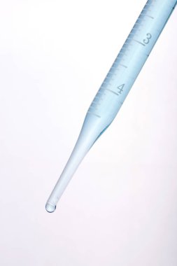 Beyaz arka plan üzerinde izole mezun laboratuvar pipet