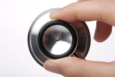 Beyaz arka plan üzerinde izole elinde stetoskop.