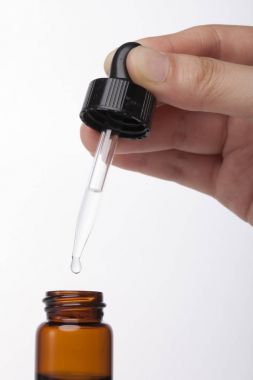 Esans için şişe pipet düşüyor. Özü sıvı kozmetik. Şurubu. Beyaz üzerine Isolated Perfume.Aromatherapy..