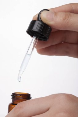 Esans için şişe pipet düşüyor. Özü sıvı kozmetik. Şurubu. Beyaz üzerine Isolated Perfume.Aromatherapy..