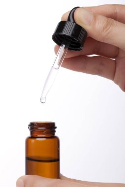 Esans için şişe pipet düşüyor. Özü sıvı kozmetik. Şurubu. Beyaz üzerine Isolated Perfume.Aromatherapy..