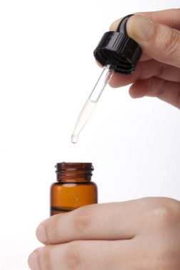 Esans için şişe pipet düşüyor. Özü sıvı kozmetik. Şurubu. Beyaz üzerine Isolated Perfume.Aromatherapy..