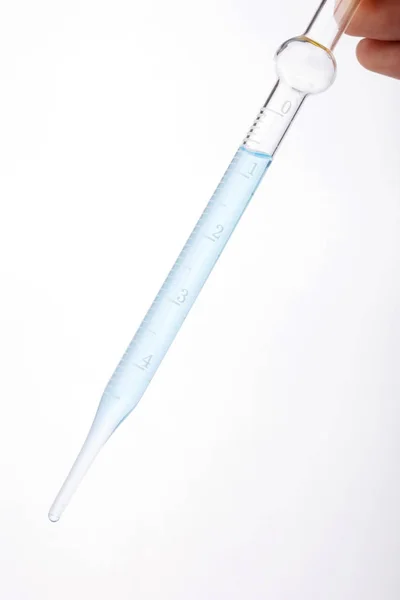 Laborpipette Der Hand Isoliert Auf Weißem Hintergrund — Stockfoto