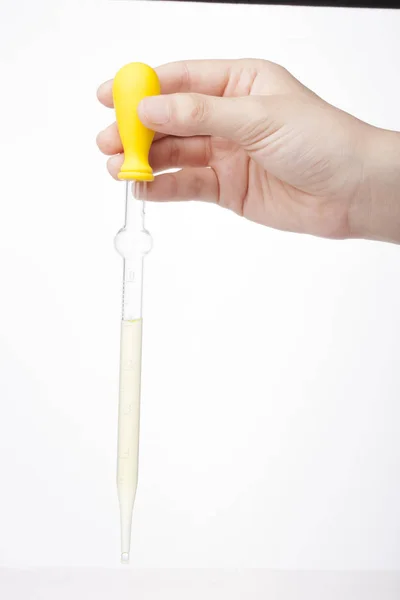 Laborpipette Der Hand Isoliert Auf Weißem Hintergrund — Stockfoto