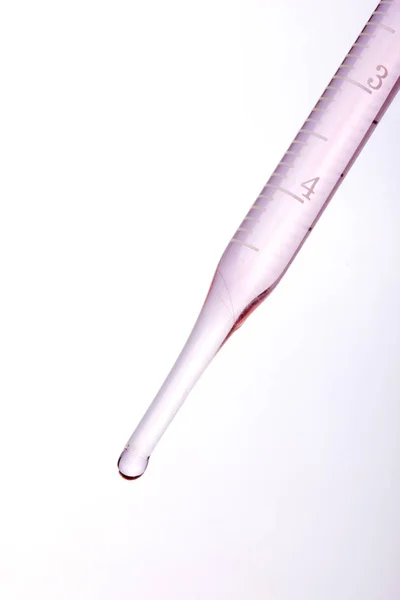 Laboratorium Studeerde Pipetteer Geïsoleerd Witte Achtergrond — Stockfoto