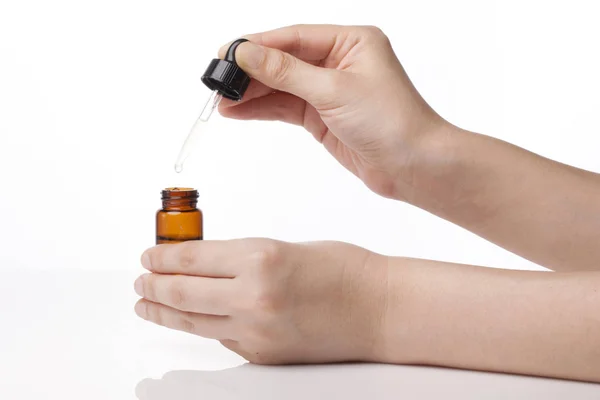 Esans için şişe pipet düşüyor. Özü sıvı kozmetik. Şurubu. Beyaz üzerine Isolated Perfume.Aromatherapy..
