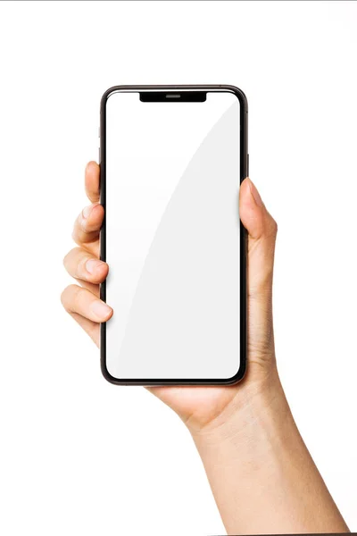 Kadın eli akıllı telefonu tutuyor, beyaz perdenin boş tarafı izole..