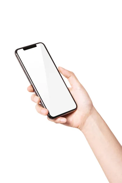 Kadın eli akıllı telefonu tutuyor, beyaz perdenin boş tarafı izole..