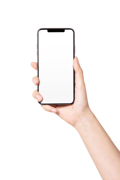 Kadın eli akıllı telefonu tutuyor, beyaz perdenin boş tarafı izole..