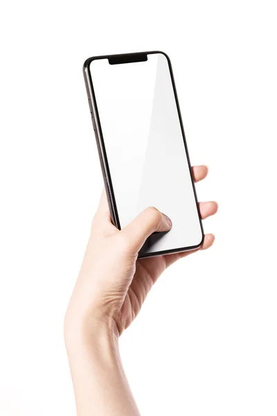 Kadın eli akıllı telefonu tutuyor, beyaz perdenin boş tarafı izole..