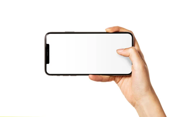 Kadın eli akıllı telefonu tutuyor, beyaz perdenin boş tarafı izole..