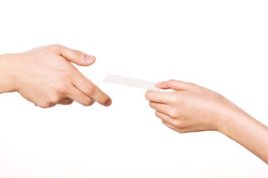 Kadın eli boş bir kart tutuyor beyaza izole edilmiş.