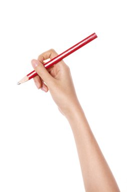 Kadın eli, beyaz üzerine izole edilmiş kırmızı bir kalem tutuyor..