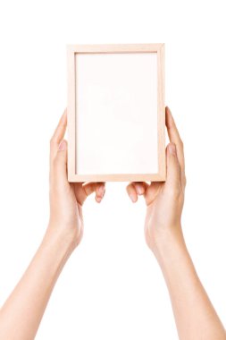 Kadın elinde bir fotoğraf, beyaz üzerine izole edilmiş ahşap çerçeve..