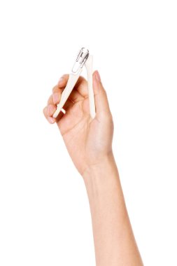 Kadın eli, beyaz bir tırnak makası tutuyor..