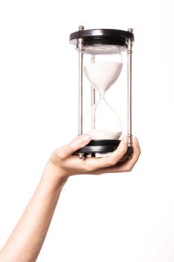 Kadın el ele tutuşuyor kumsalda yalıtılmış bir zamanlayıcı.