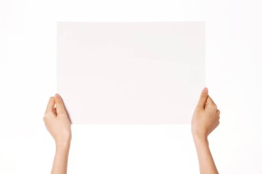 Kadın eli boş beyaz bir kâğıdı tutuyordu..