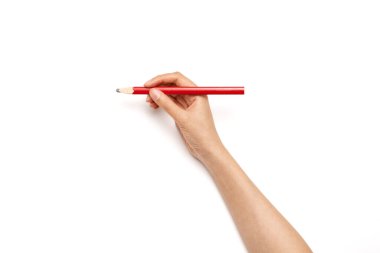 Kadın eli, beyaz üzerine izole edilmiş kırmızı bir kalem tutuyor..