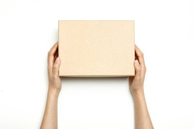 Kadın, beyaz bir kutunun üzerinde el ele tutuşuyor..