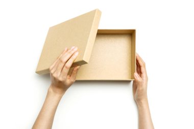 Kadın, beyaz bir kutunun üzerinde el ele tutuşuyor..