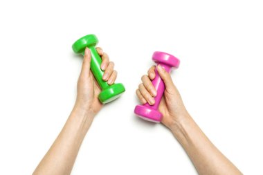 Kadın el ele tutuşur, beyaz bir halteri izole eder..