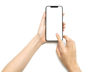 Kadın eli, beyaz üzerine izole edilmiş akıllı telefonu tutuyor..