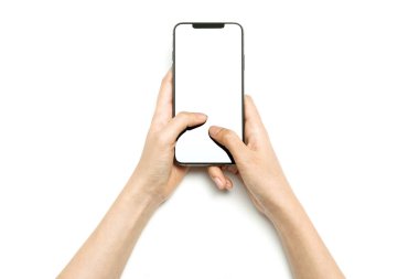 Kadın eli, beyaz üzerine izole edilmiş akıllı telefonu tutuyor..