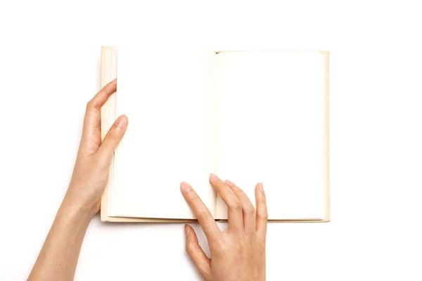 女の手は本を持っている白に隔離された — ストック写真