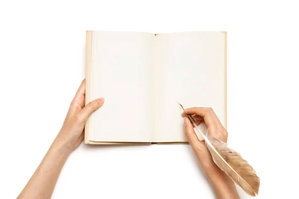 女の手は本を保持します羽ペンと白に隔離された — ストック写真