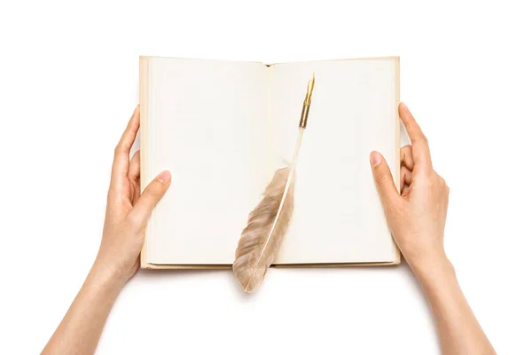 Vrouw Hand Houden Een Boek Met Veren Pen Geïsoleerd Wit — Stockfoto