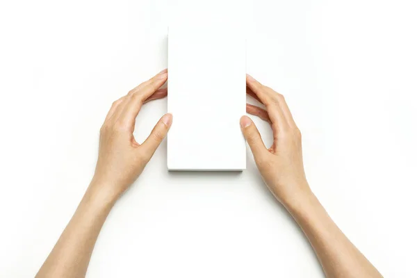 Kobieta Ręka Trzymać Pakiet Smartfon Odizolowany Białym — Zdjęcie stockowe