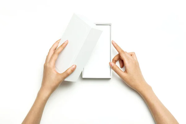 女用手拿着一个用白色隔离的智能手机包 — 图库照片