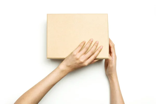 Mulher Mão Segurar Uma Caixa Artesanato Isolado Branco — Fotografia de Stock
