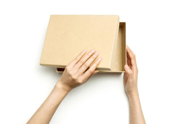 Mulher Mão Segurar Uma Caixa Artesanato Isolado Branco — Fotografia de Stock