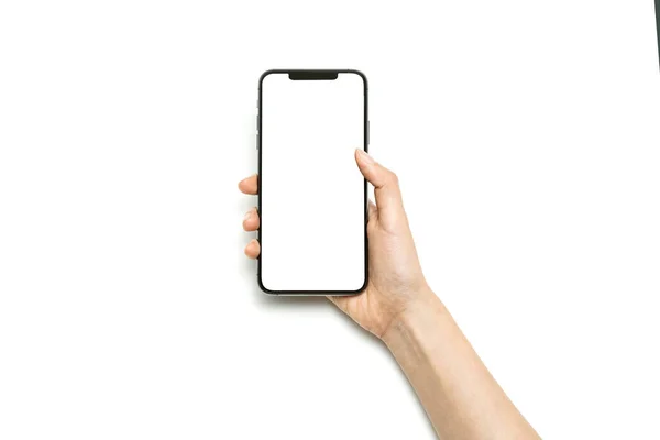 Kadın eli, beyaz üzerine izole edilmiş akıllı telefonu tutuyor..