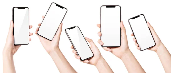 Bir grup kadın, beyaz bir telefondan izole edilmiş akıllı bir telefonu tutuyor..