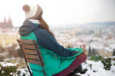 sandalyede oturan ve meditasyon kız