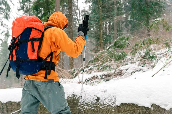 Schneefall, Tourist mit Rucksack im Wald — Stockfoto