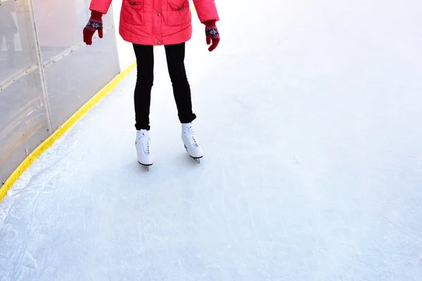 Meisje in de rode schaatsen close-up — Stockfoto