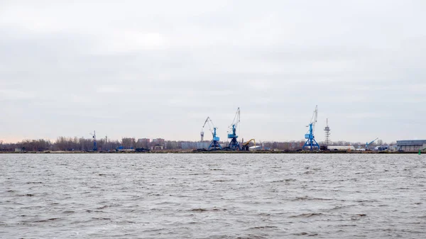 Hafen, Werft Containerumschlagkräne — Stockfoto