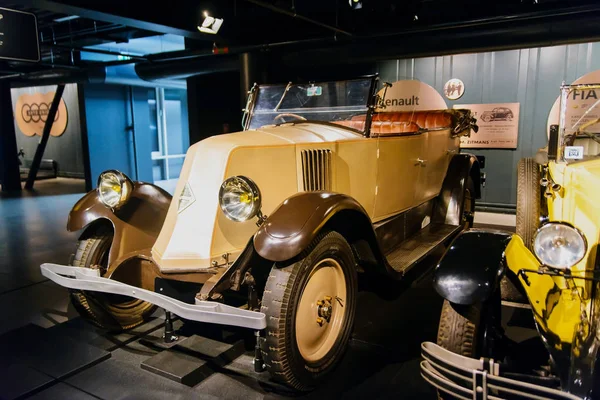 Car Museum, Riga, Latvia - December 30.2016: old car — Stock Photo, Image