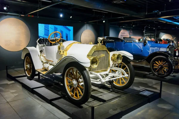 汽车博物馆、 里加，拉脱维亚-12 月 30.2016︰ 旧车陆上莫 — 图库照片