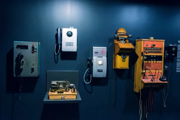 Vieux téléphone rétro sur le mur bleu — Photo