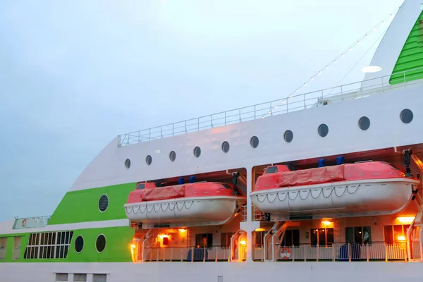 Botes salvavidas rojos y blancos a bordo, a corta distancia — Foto de Stock