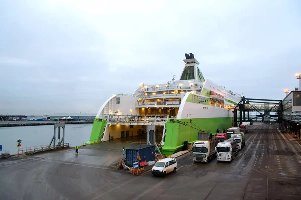 Ferry en el puerto descargado — Foto de Stock