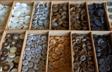 Bir sürü farklı düğmeli çekmece, el işi dikiş hobileri.