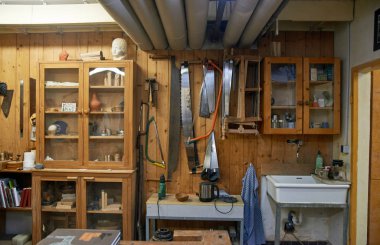 Doğramacılık. Ahşap. Marangoz aletleri. Atölyedeki keskiler. Ahşap ürünlerin üretimi. Marangozluk eğitimi. Oyma.