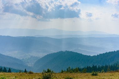 Karpat Dağları üzerinde büyük bulutlar ile muhteşem mavi gökyüzü