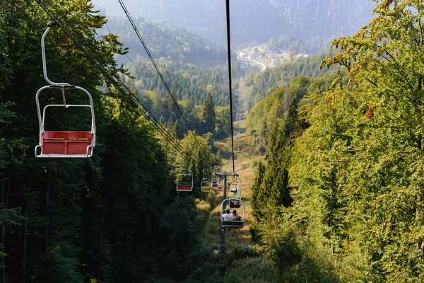 Lift zetels in de Karpaten Rechtenvrije Stockfoto's