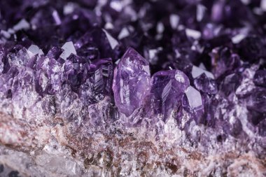 Siyah arka plan üzerine Ametist Jeod